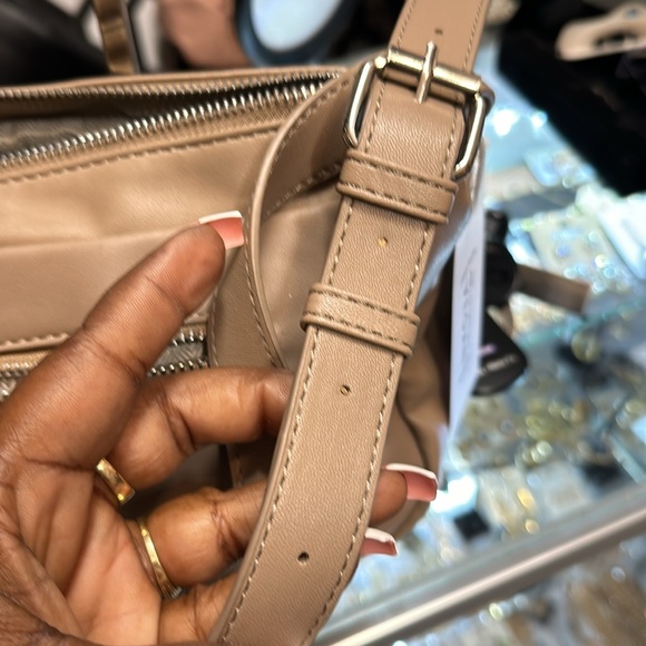 The Tan vegan Handbag weave in the front is solid in the back with a zipper - Picture 6 of 11